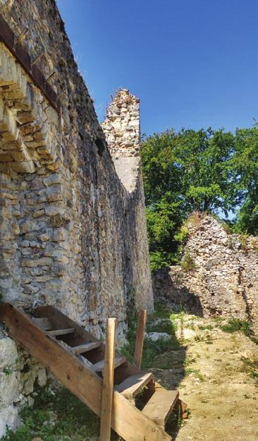 Prikaz arheološkog lokaliteta Zelingrad s osvrtom na trenutni projekt obnove Pregledom zidova pretpostavlja se da je i u ranijim sanacijama djelomično zazidana i niša s unutarnje strane istočnog zida