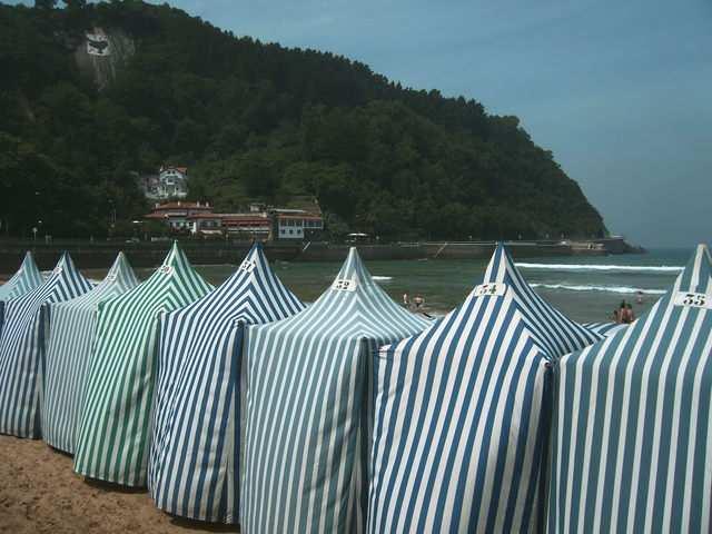 - Leaving Getaria Arriving at Zarautz Zarautz Zarautz, located at 20 km of San Sebastián, is very relevant for its extended urban beach in which is