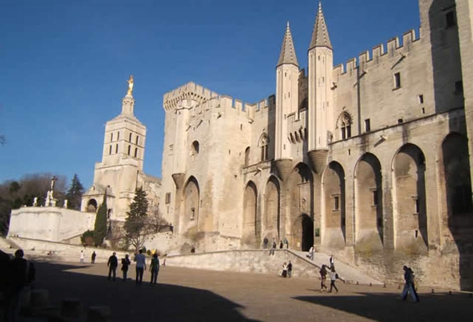 Avignon 1-2 days (we recommend 1 day) The European city of culture! Inhabited since the prehistory, Avignon was always a home of culture and a crossroad of civilizations.