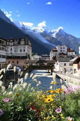 At the end of the day, you will fully appreciate a drink in the lively streets of Chamonix.