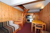 Spavaća soba je razdvojena drvenom pregradom gdje se nalaze 2 ležaja. Trilo/quadrilo - kupaonica, dnevni boravak sa kuhinjskom nišom i jedna ili dvije spavaće sobe.