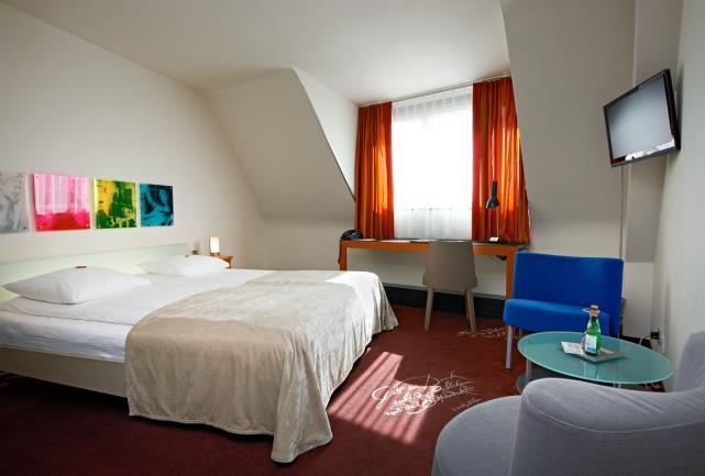 5 minutes walk from the main railway station (Zurich-HB), it lies at the gateway to the old town (Niederdorf) and