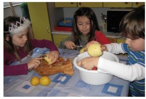 Djeca samostalno ljušte jabuke što potiče razvoj spretnosti i koordinacija pokreta, razvoj sitne muskulature šake i