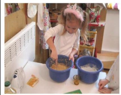 I ostala djeca sudjeluju sa značajnim zadacima: Mjere i broje žlice brašna, šečera razvijaju tako matematičke i