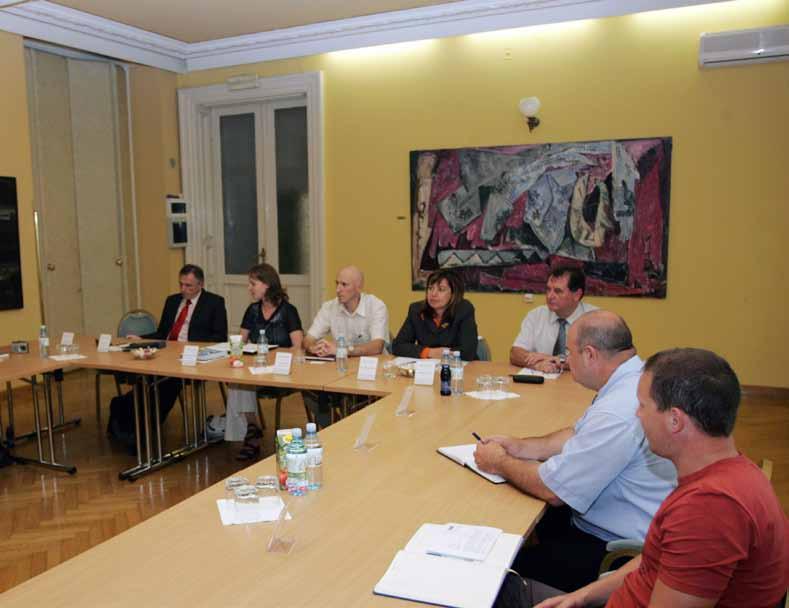 EO-34-junij-June-07 Okrogla miza 27 ko trdim, da v Sloveniji nismo uspeli slediti zakonskim normativom z izgradnjo potrebne komunalne infrastrukture.