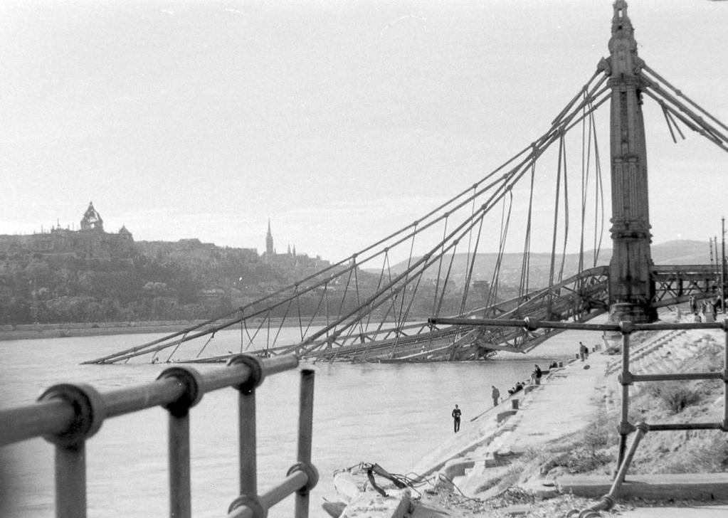 The 1903 Elisabeth Bridge as seen after destruction, showing the tower that did not