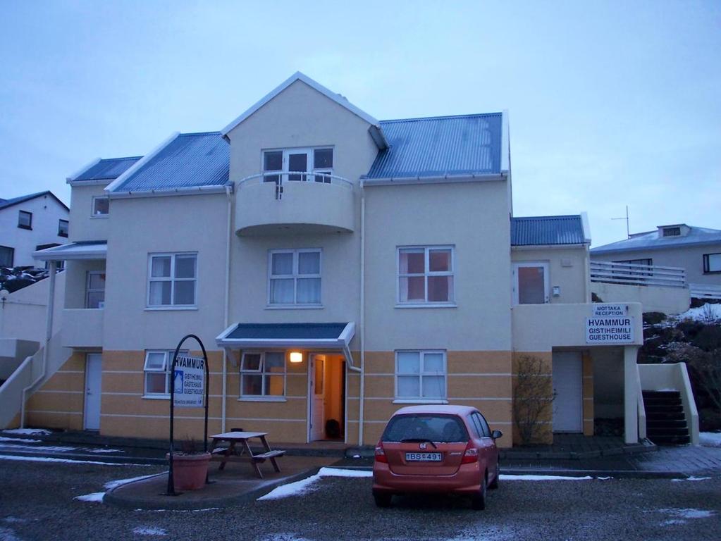 avatigi samas majas Höfni esimene hotell Skálholt, mis pakub teelistele öömaja tänapäevani.
