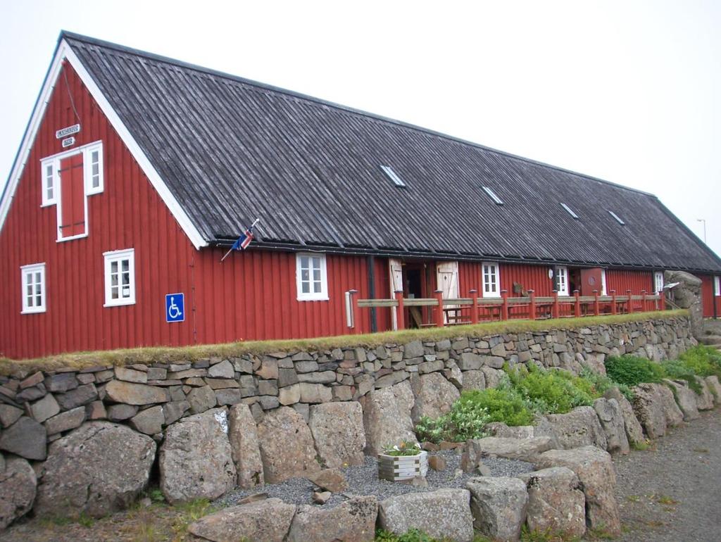 sadamas seisab endiste kaubandusaegade mälestuseks Langabúð Pikkpood aastast 1790. 254 Langabúð püstitati Taani kaupmeeste poolt 18. sajandil kohale, kus Saksa kaupmehed alustasid kauplemisega 1589.