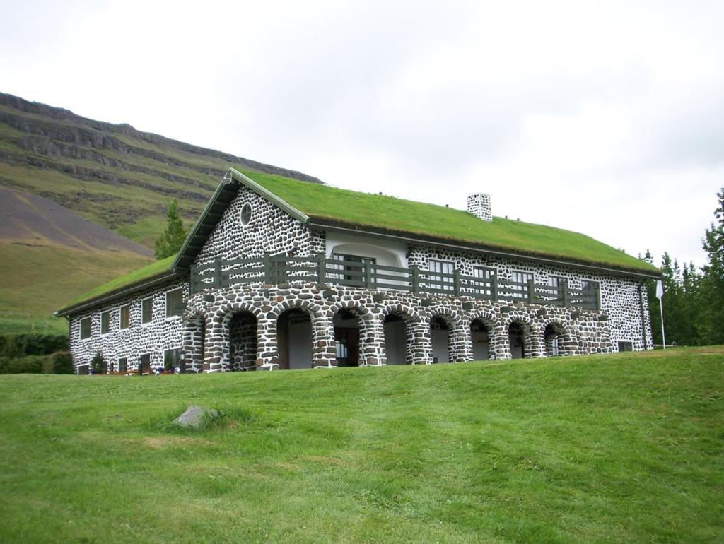 Skriðuklausturi maad ja talukohta kutsuti algselt Skriða talukohaks. Teatakse, et 1493. aastal loodi sinna Augustinuse klooster, mille varemeid võib näha peahoonest allpool mäenõlval.