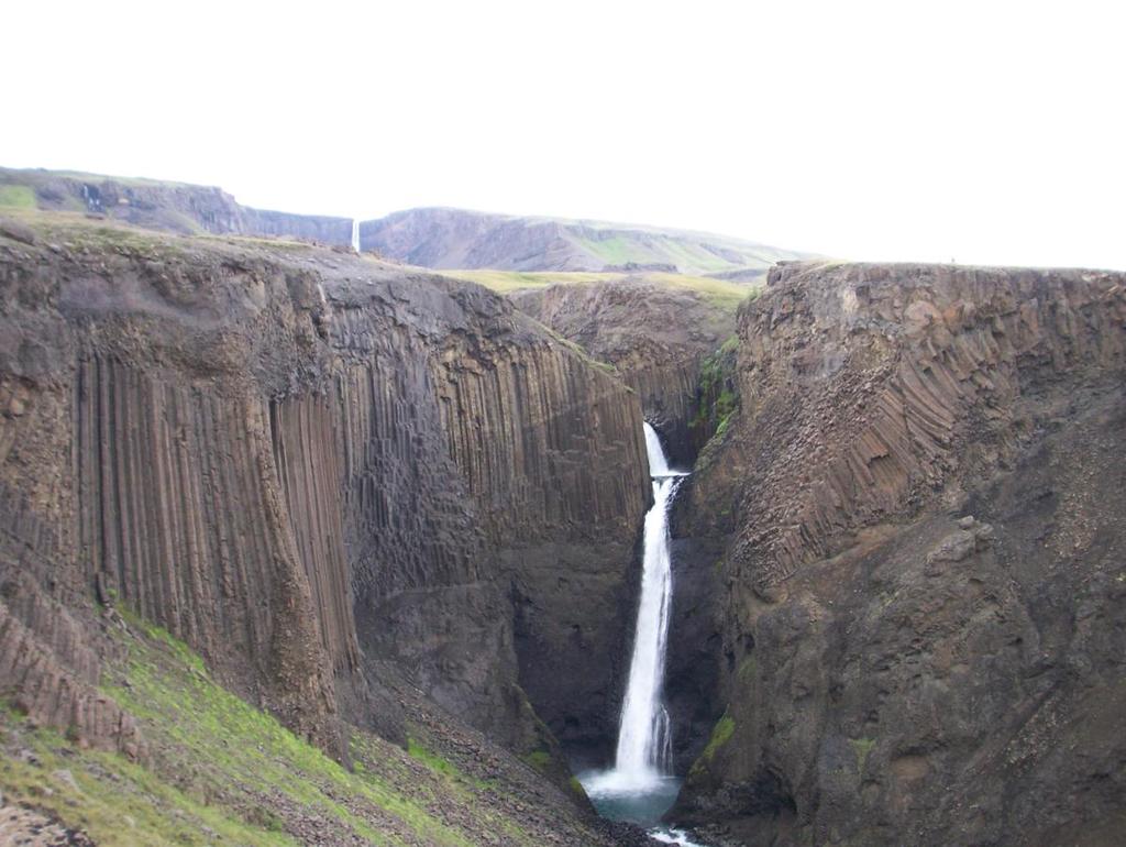 Litlanesfoss ja taamal Hengifoss on ümbritsetud huvitavatest basaltsammastest ja triibulistest settekihtidest kaljudel.