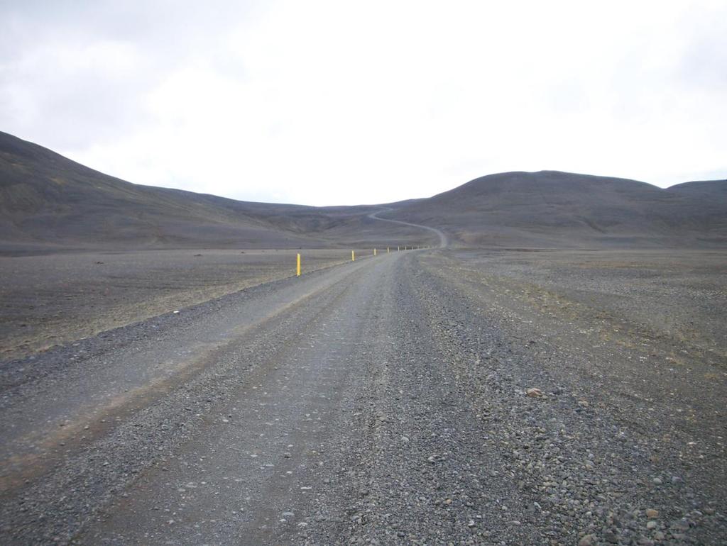 Teel üle Jökuldalsheiði kõrgendiku näeb kilomeetrite pikkusi musti liivavälju. Tee kõrval on vanade teetähiste, varðade, rida. 1841.