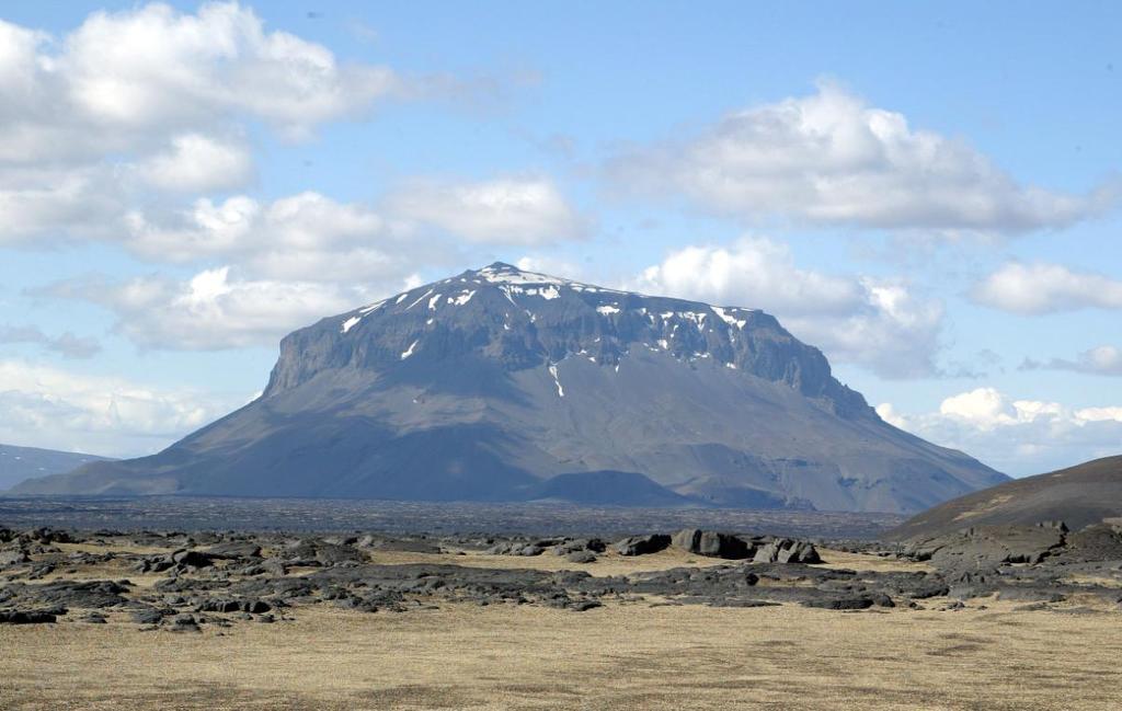 2003. aastal valiti rohkem kui 10 000 aastat tagasi liustikualusest vulkaanipurskest tekkinud Herðubreið Islandi rahvusmäeks.