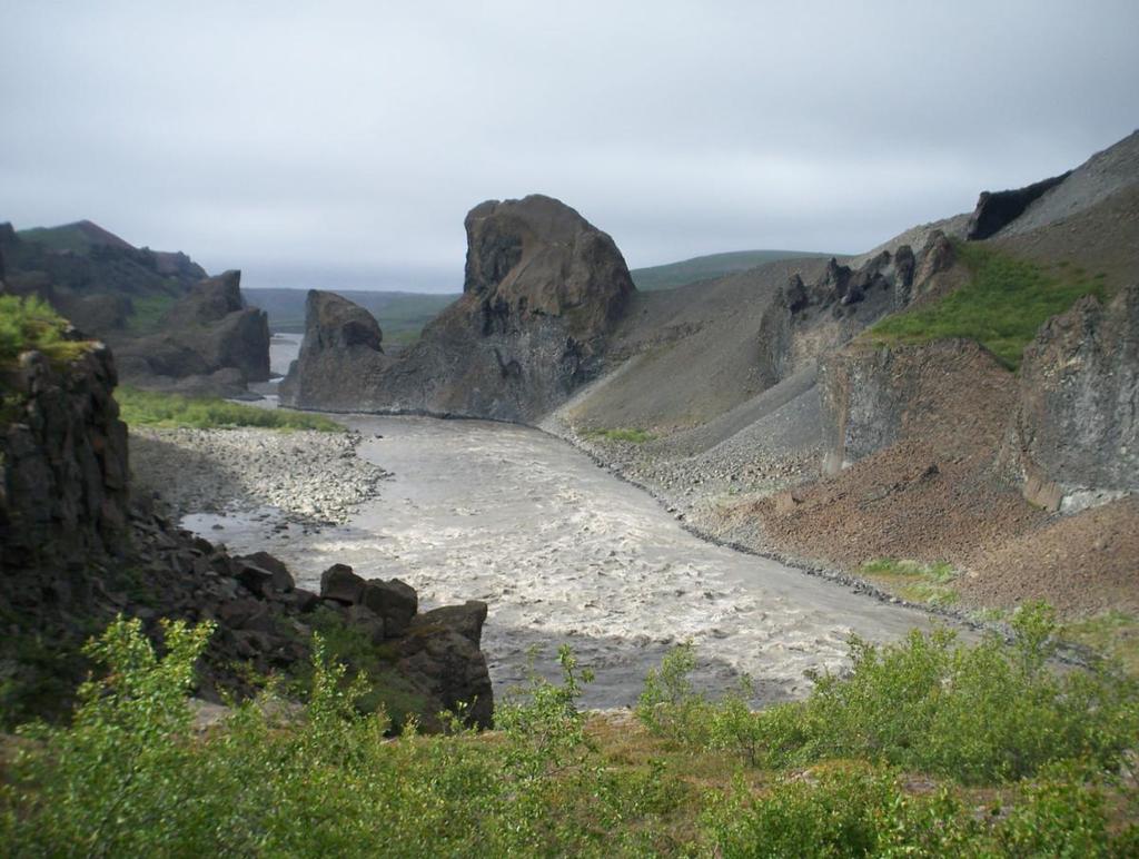 Hjóðaklettar on basaltsammastest kaljulinnak, millest voolab läbi liustikujõgi. Peale silmailu pakkumise on kaljudel ka omadus vastu kajada, millest tuleneb nende nimi.