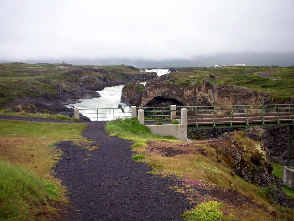 Ikka edasi Akureyri poole Põhja-Islandi pealinna Akureyri poole viiv ringtee nr 1 möödub ühest Islandi kenamast ja kuulsamast kosest Goðafoss.