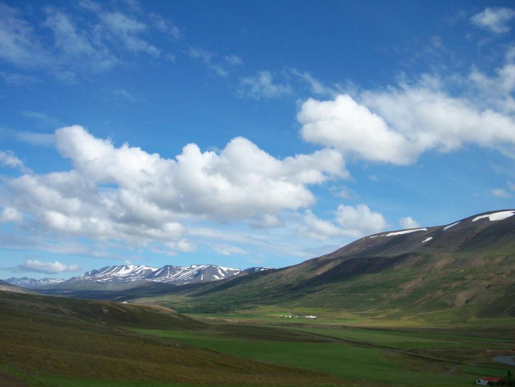 Teel Eyjafjörðuri fjordini vahelduvad laiad orud ja mägedevahelised kurud.
