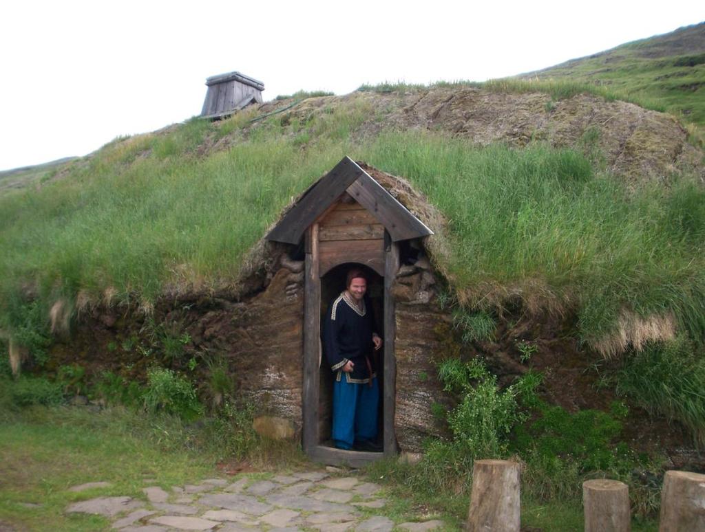 Eiríksstaðiri talukohas on välja kaevatud vanad varemed ja samas on püsti pandud oletuslik elamu, kus saab umbkaudse pildi elust Leifur Õnneliku ajal.
