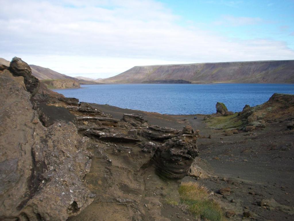 Mõistatuslik Kleifarvatn. Reykjanesi poolsaare suurim veesilm on 9,1 km² Kleifarvatn, millesse ei voola sisse ega välja ükski jõgi. Kleifarvatni järve sügavuseks on mõõdetud, 97 meetrit, ent 2000.