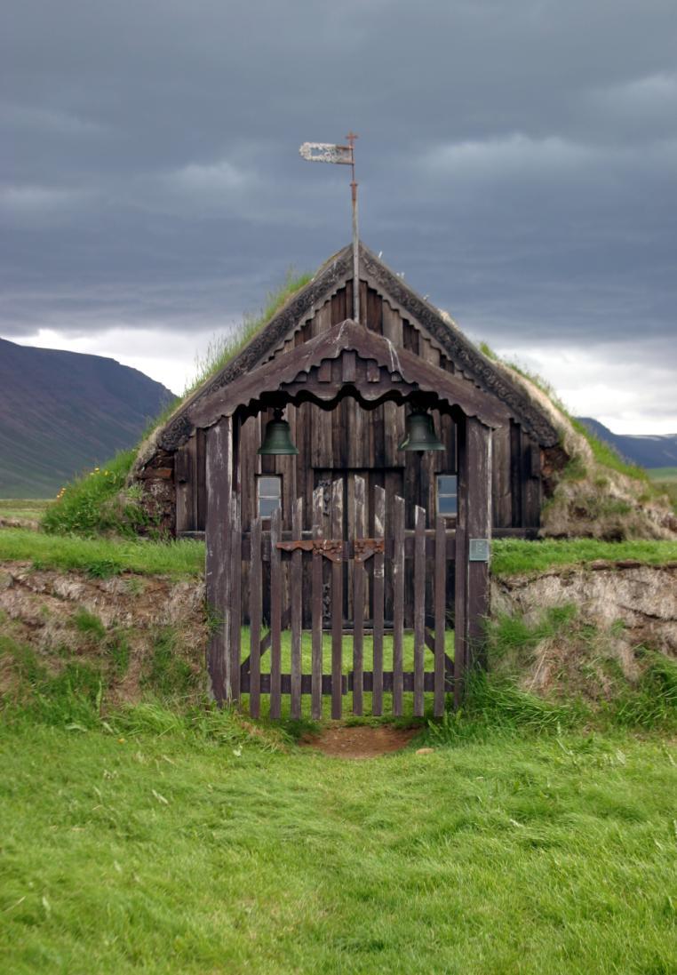 Suurelt teelt veidi maad edasi Hofsósi poole peatub silm väljal seisval imetillukesel kirikul, mida võib lugeda Islandil allesolevate kõige vanimate ehitiste hulka. Gröfi kirik on pärit 17.