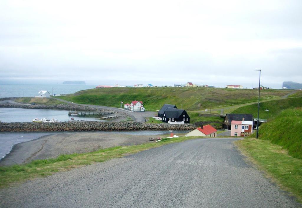Hofsósi sadam ja vanad majad. Kaugelt fjordist paistab Drangey kaljusaar.