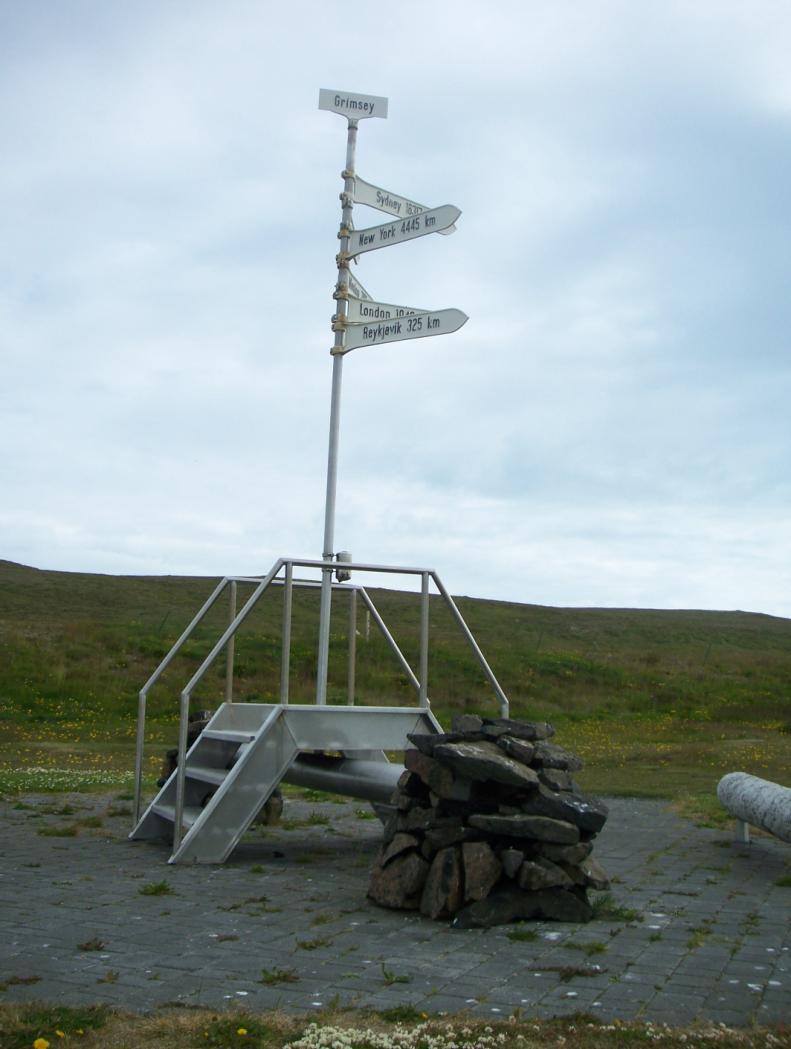 Põhjapolaarjoone tähis Grímseyl. Selle ületamise kohta on võimalik saada sadamas nimeline tunnistus.