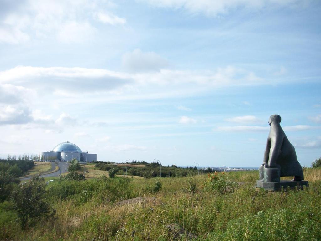 Öskjuhlíði mäe otsas on Pärl ja tema vastasmäel on Ásmundur Sveinssoni kuju Veekandja. Nii kajastas kunstnik selle raske töö tegijaid enne kui 1909. aastal Reykjavíkki vesi sisse toodi.