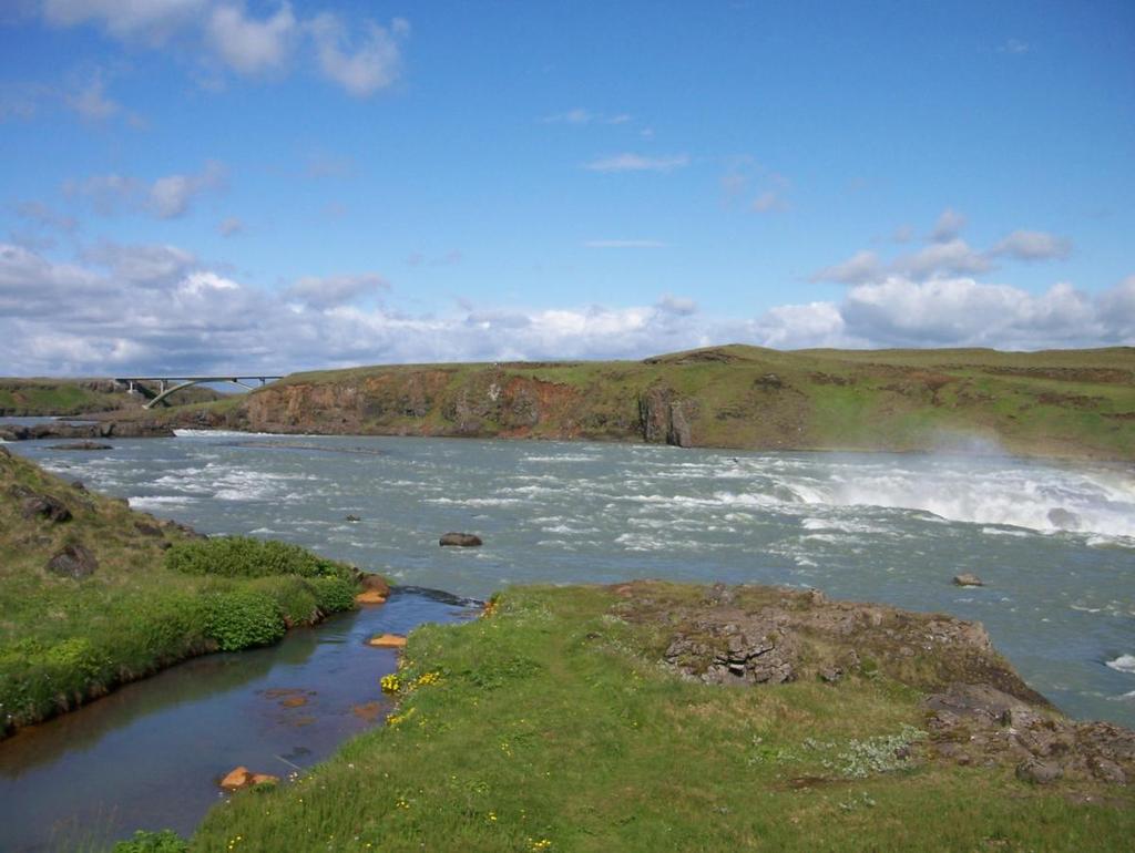 Islandi pikim jõgi Þjórsá kukub alla Urriðafossi kosest paar kilomeetrit suurest maanteest eemal.