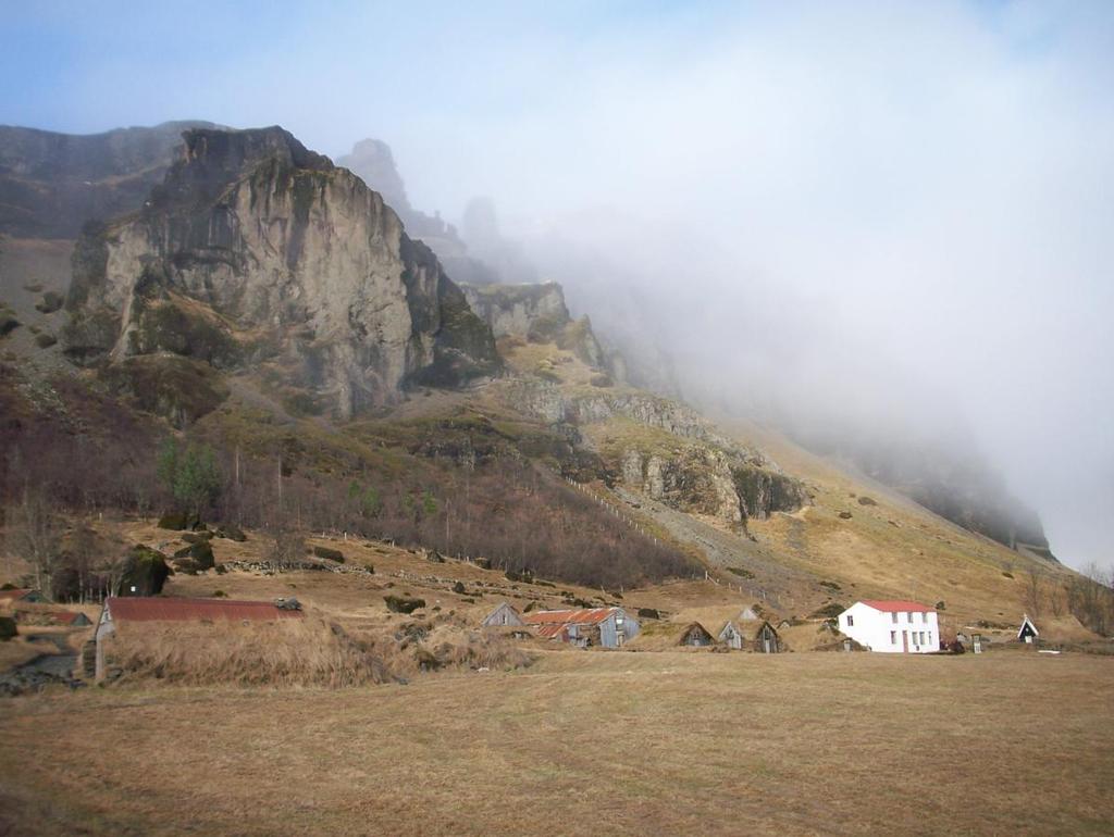 Núpsstaðuri talukoht. Kõige parempoolsem ehitis on palvemaja Núpsstaðuri talukohas on alates 1720. aastast elanud järjest kaheksa põlvkonda.