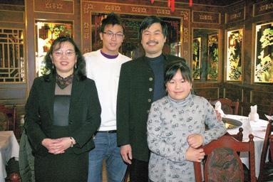 Spoznala se nista na Kitajskem, ampak šele v Avstriji. V Kranj sta se preselila leta 1996, istega leta sta v tem mestu odprla kitajsko restavracijo Azija.