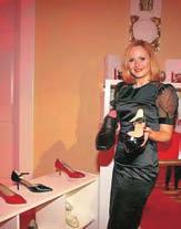 O izjemnosti njenega dela govori tudi dejstvo, da so čevlji z idrijsko čipko uvrščeni v stalno zbirko Mestnega muzeja Idrija, en par moških čevljev pa je domov z obiska v Sloveniji