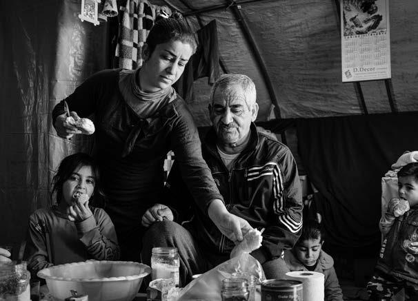 60-ročný Nisan prežil so svojou rodinou celý život v meste Karakoš na severozápade Iraku, blízko Mosulu. Pracoval v lekárni a v miestnej charite. Spolu s manželkou Bernadetou majú sedem detí.
