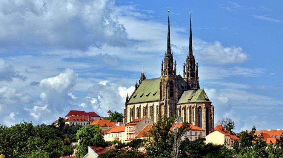 n.m. Prvá písomná zmienka o meste pochádza z roku 1243. V súčasnosti žije v Brne približne 400 000 obyvateľov. Medzi najvýznamnejšie pamätihodnosti mesta a jeho dominantou je hrad Špilberg.