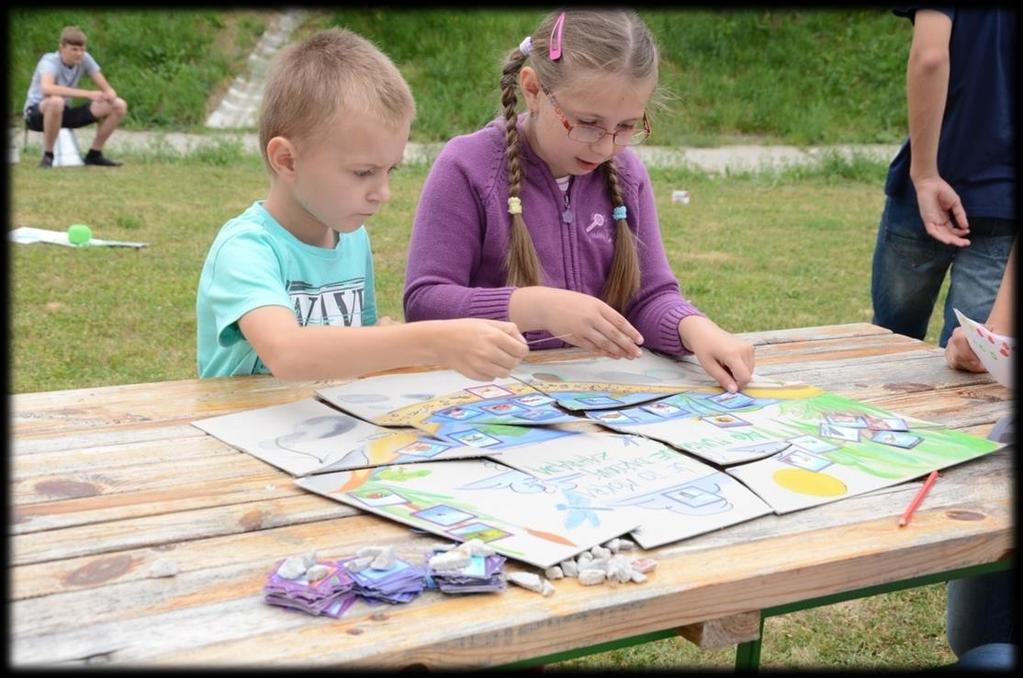 Na vopred pripravený plagát jazierka, mokrade alebo rieky z modrej gázy deti prikladajú jednotlivé obrázky rastlín a živočíchov. Diskutujú o ich význame a funkciách.