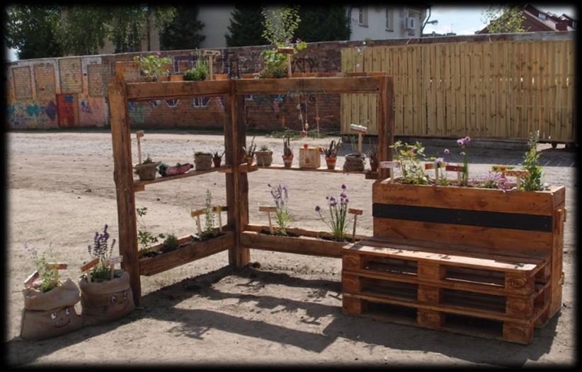 Vertikálna záhrada s vodnou hrou Vertikálna záhrada je spôsob ako dopestovať byliny alebo plodiny na relatívne malej ploche.