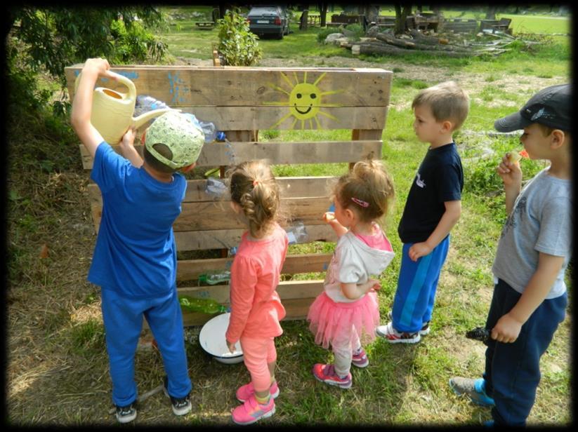 pestrofarebné opeľovače. Vertikálna záhrada s označením rastlín v spojení s vodnou stenou pre deti.