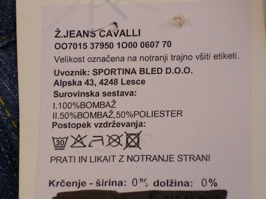 a) b) c) Slika 22: Napake na ženskih jeans hlačah Cavalli OZNAČEVANJE NEGE JEANS HLAČ S SIMBOLI IN DODATNI IZRAZI Kljub temu, da je opis postopka vzdrževanja na etiketah jeans hlač
