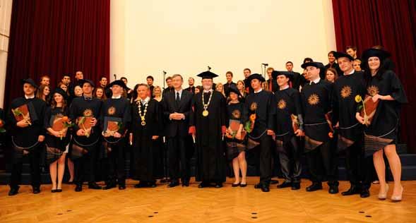 Zdr avstvo Diplomiralo prvih enajst študentov mariborske medicinske fakultete Na slovesnosti v Mariboru so v torek, 22.