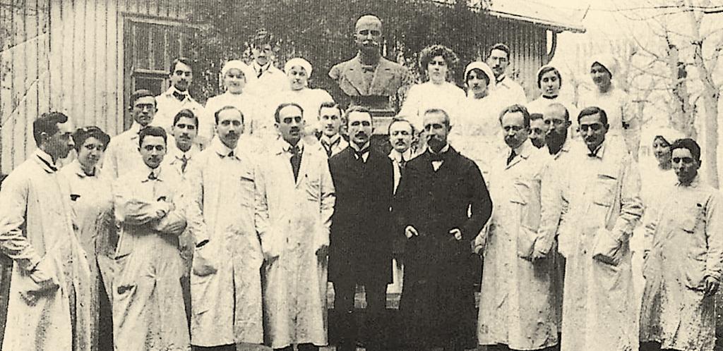 iz zgodovine medicine Študent medicine Alojz Košir na Dunaju (prvi z leve v drugi vrsti). njegov pomen za slovensko medicino in zdravstvo, ne da bi mu bil krivičen.