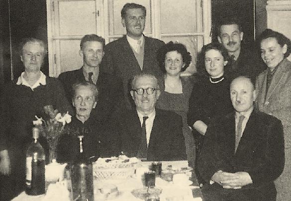 iz zgodovine medicine Prof. Alija Košir leta 1951 na proslavi svoje 60-letnice s soprogo (na njegovi desni) in sodelavci Inštituta za histologijo in embriologijo (Ivan Rostohar na njegovi levi).