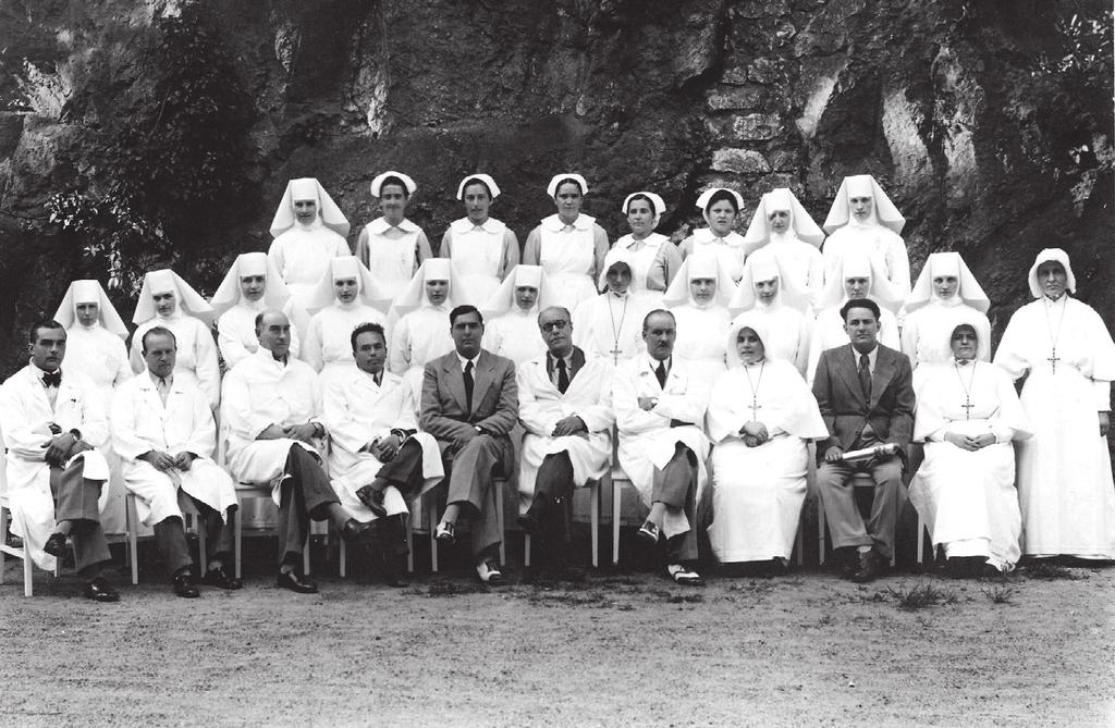 Slika 1. Prve diplomirane polaznice Bolničarske škole u Rijeci s nastavnicima i ispitnom komisijom 1939. Među njima je i 13 sestara milosrdnica.