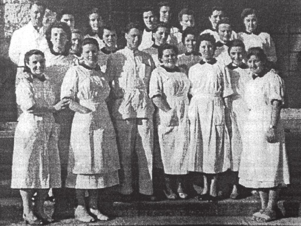 Slika 2. Polaznice i jedan polaznik prve poslijeratne generacije Bolničarske škole s razrednikom dr.