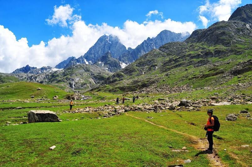 THE GREAT LAKES TREK: ITINERARY DAY FOUR: SONMARG - NICHNAI BASE CAMP (3505M) After