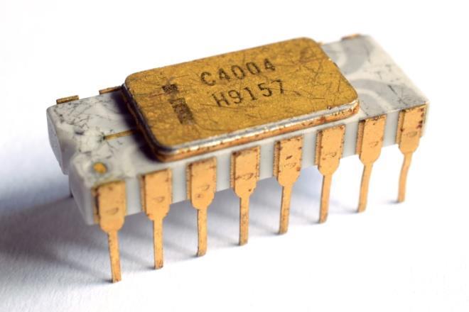 bio je 1971. godine 4-bitni Intel 4004 [6] (Slika 1.5) i sadržavao je samo CPU (engl. Central Processor Unit). Slika 1.5 Intelov procesor 4004. Preuzeto iz [6].