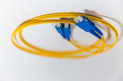 Unshielded Twisted Pair, UTP); - optičko vlakno (engl. fiber optic cable); - koaksijalni kabel (engl.