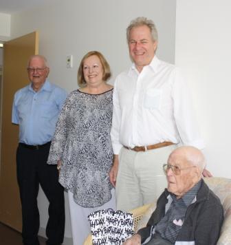 Tribute from Michael Irving The Jones s with Cyril A kiss from DG Sandra With 2DG s and our president Date Claimer This week:- Ann Metcher Gold Coast Family History Society 12 to 14 April District