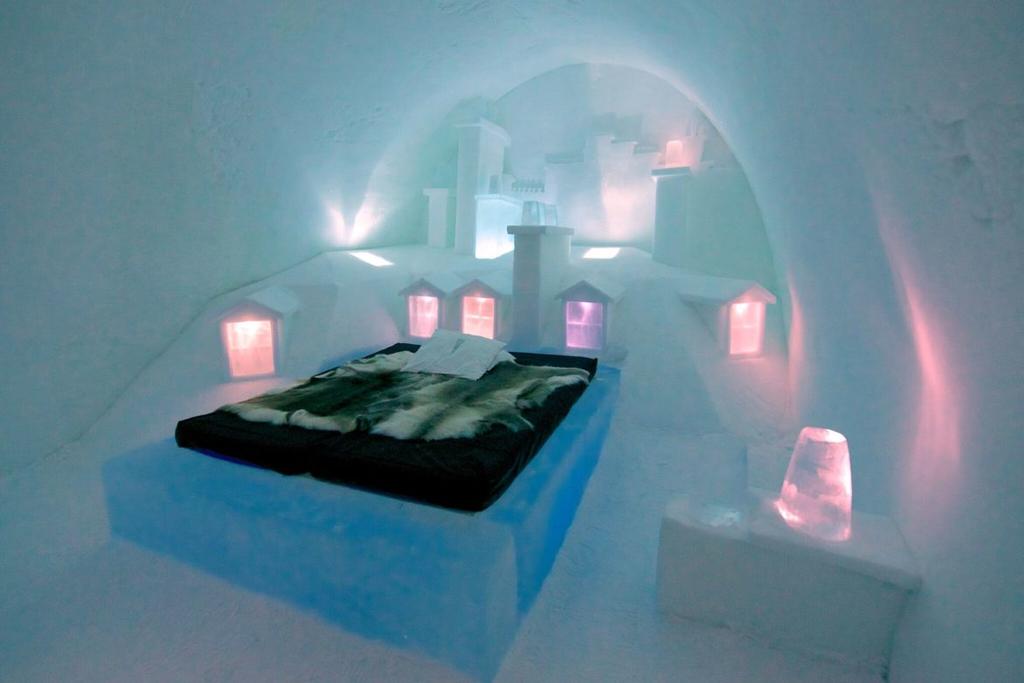 Through a unique cooling system the designers have built all the features of the original icehotel