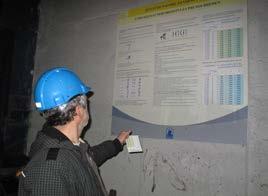 Delavci v skupini delovodje Branka Odra (z rumeno čelado) so pozorno prisluhnili navodilom varnostnega inženirja Slavka Ferka.