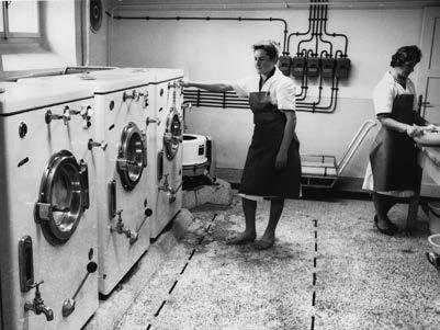 OBUJAMO PRETEKLOST 61 Pogled na našo novo kovačnico leta 1961 Del nove pralnice za vsako»kategorijo«perila je potreben poseben stroj. kontrolnih instrumentov.
