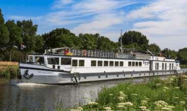 De Holland De Holland is a medium sized cozy river cruise ship, built in 1952 and extended by 16 meters in 2012.