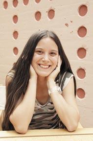 NEJKA OMAHEN 23-letnica iz Šmartnega pri Litiji obiskuje četrti letnik Filozofske fakultete, kjer študira geografijo in primerjalno književnost. Je pa tudi nadarjena mladinska pisateljica.