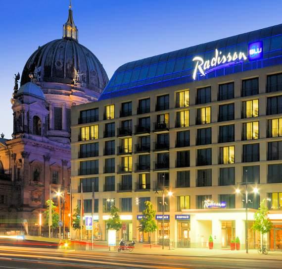 THE HOTEL Radisson Blu Hotel The Radisson Blu Hotel in Berlin s city center offers all the convenience of a centrally located hotel without losing an ounce of historical beauty.